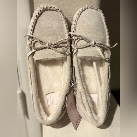 Auden Shoes - NWT—Auden Womens Bria Faux Fur Moccasin House Shoes Size 6 Off White